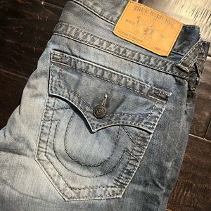 True Religion 
Straight Jean
Dark Blue with light fade
32x32 Denim